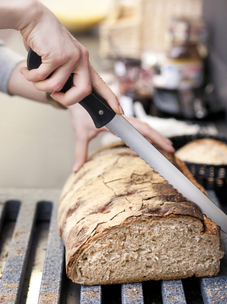 Brotmesser und rustikales Brot