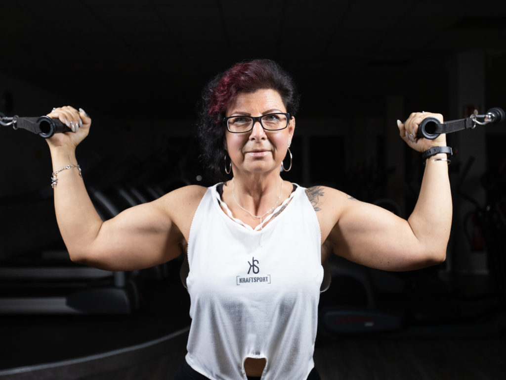 Fitnessshooting, Frau beim Training mit Gewichten