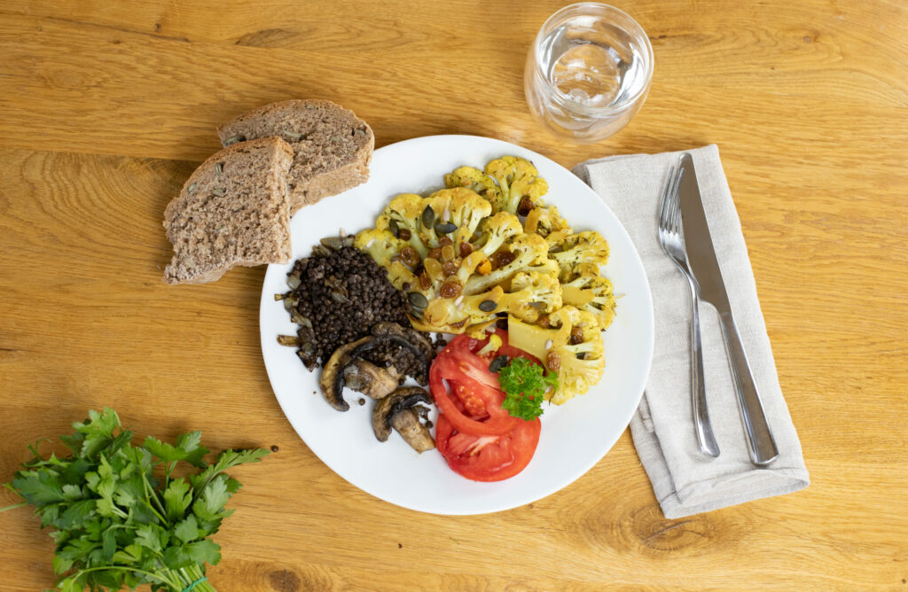 Cauliflower meal with lentils and tomatoes